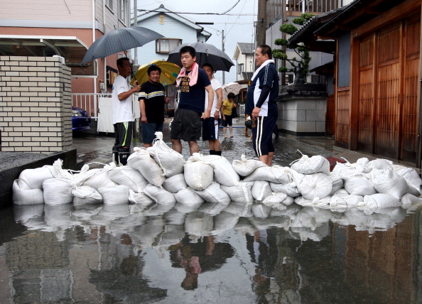 Фоторепортаж о наводнение в Японии, вызванного тайфуном «Талас». Фото: Buddhika Weerasinghe / Getty Images Фоторепортаж о наводнение в Японии, вызванного тайфуном «Талас». Фото: Buddhika Weerasinghe / Getty Images