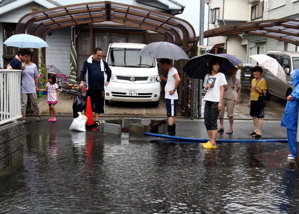 Фоторепортаж о наводнение в Японии, вызванного тайфуном «Талас». Фото: Buddhika Weerasinghe / Getty Images Фоторепортаж о наводнение в Японии, вызванного тайфуном «Талас». Фото: Buddhika Weerasinghe / Getty Images