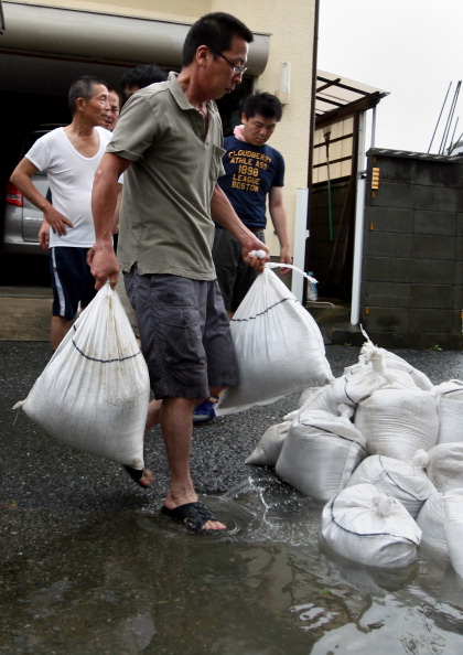 Фоторепортаж о наводнение в Японии, вызванного тайфуном «Талас». Фото: Buddhika Weerasinghe / Getty Images Фоторепортаж о наводнение в Японии, вызванного тайфуном «Талас». Фото: Buddhika Weerasinghe / Getty Images