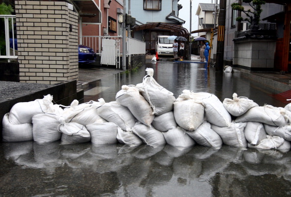Фоторепортаж о наводнение в Японии, вызванного тайфуном «Талас». Фото: Buddhika Weerasinghe / Getty Images Фоторепортаж о наводнение в Японии, вызванного тайфуном «Талас». Фото: Buddhika Weerasinghe / Getty Images