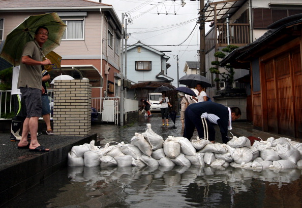 Фоторепортаж о наводнение в Японии, вызванного тайфуном «Талас». Фото: Buddhika Weerasinghe / Getty Images Фоторепортаж о наводнение в Японии, вызванного тайфуном «Талас». Фото: Buddhika Weerasinghe / Getty Images
