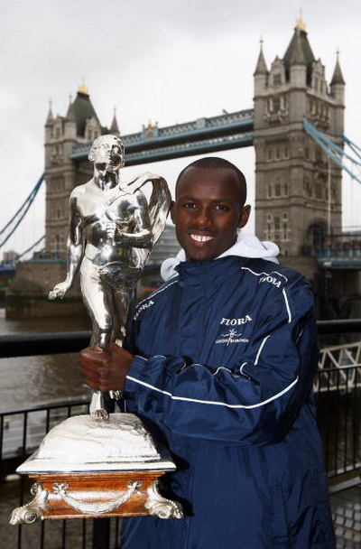 Фоторепортаж о самоубийстве кенийского марафонца Сэмюэля Ванджиру. Фото: AFP PHOTO / GABRIEL BOUYS AFP Фоторепортаж о самоубийстве кенийского марафонца Сэмюэля Ванджиру. Фото: AFP PHOTO / GABRIEL BOUYS AFP