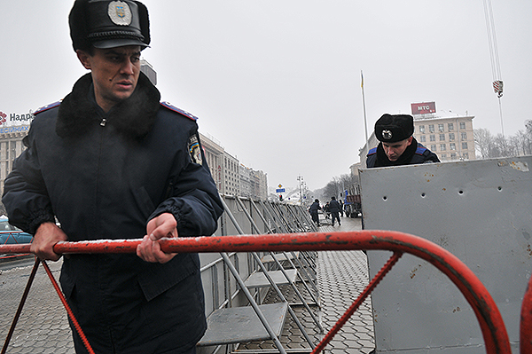 Милиция устанавливает металлические щиты вокруг площади Независимости. Фото: Владимир Бородин/The Epoch Times Украина