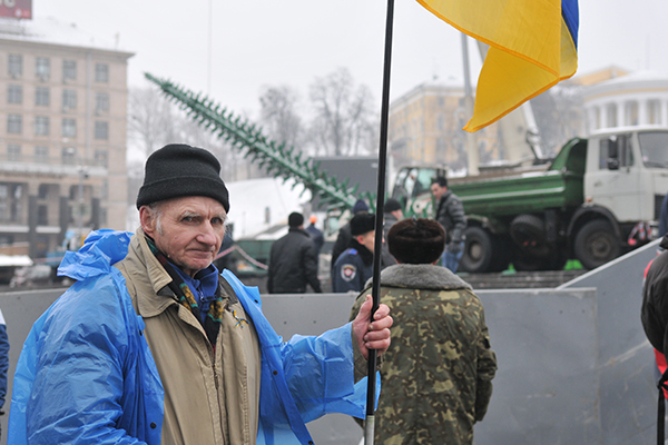 Несколько человек, находившихся в палаточном городке при демонтаже продолжают оставаться возле оцепленной милицией территории. Фото: Владимир Бородин/The Epoch Times Украина