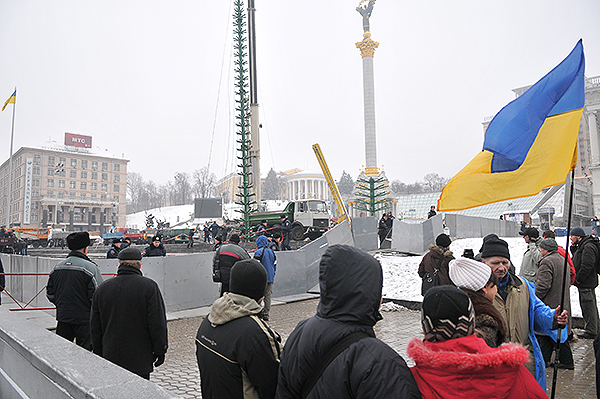 Несколько человек, находившихся в палаточном городке при демонтаже продолжают оставаться возле оцепленной милицией территории. Фото: Владимир Бородин/The Epoch Times Украина