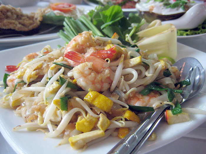 Тайское блюдо Pad Thai. Значительная опасность заключается в различных  экспериментах с  иностранной кухней. Излишне острые блюда или непривычные для вашего желудка могут привести как к легкому расстройству желудка, так и к госпитализации с острыми болями. Фото: Terence Ong/commons.wikimedia.org