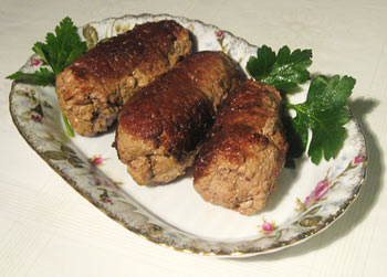 Зразы — блюдо литовской, белорусской, польской и украинской кухни, представляющее собой котлету или мясной рулет с начинкой. Фото: Kuruni/wikimedia.org
