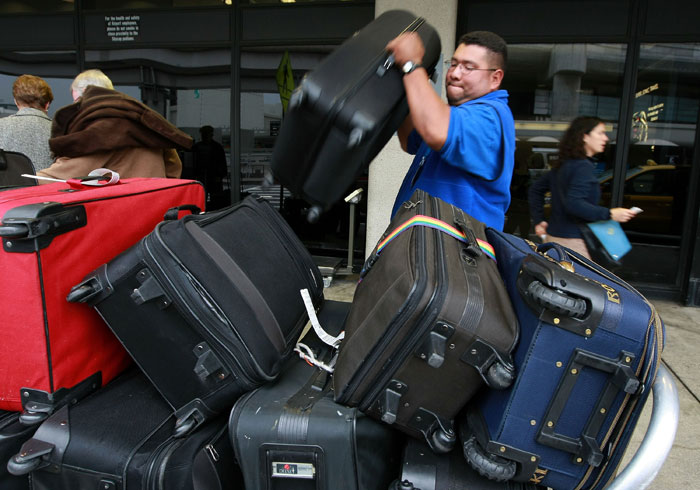 Риск потери багажа, к сожалению, всегда имеет место быть. Выбирайте яркие цвета для вашего чемодана, прикрепляйте дополнительные бирки. Фото: Justin Sullivan/Getty Images