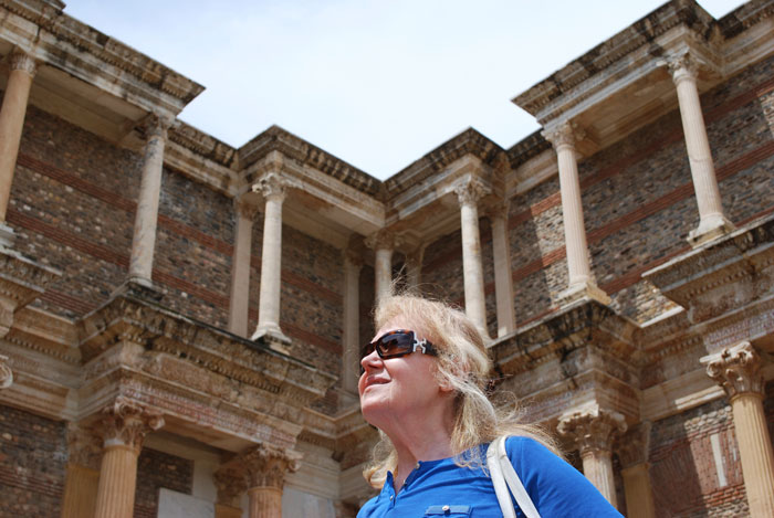 Туристка осматривает Манису - город и одноименный район в западной части Анатолии. Маниса является центром турецкой провинции. Фото: architetta/Photos.com