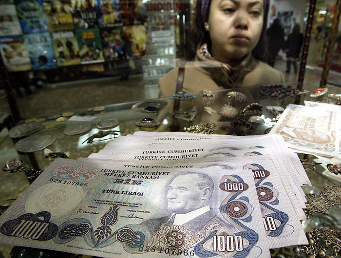 В некоторых курортных городах и районах с большим количеством туристов, как правило, принимают доллары, евро, а местами и английские фунты стерлингов. В остальном необходимо использовать турецкие лиры. С российскими рублями и украинскими гривнами в Турции делать нечего - их не берут нигде. Обменных пунктов в Турции огромное количество. Если не знаете где менять валюту - делайте это в туристических районах, банках, отелях и аэропортах. фото: TARIK TINAZAY/AFP/Getty Images
