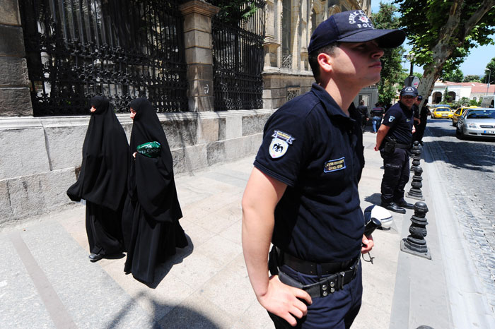 При выполнении своих обязанностей турецкая полиция действует на основе соблюдения принципов правового государства и уважения прав человека. Фото: MUSTAFA OZER/AFP/Getty Images