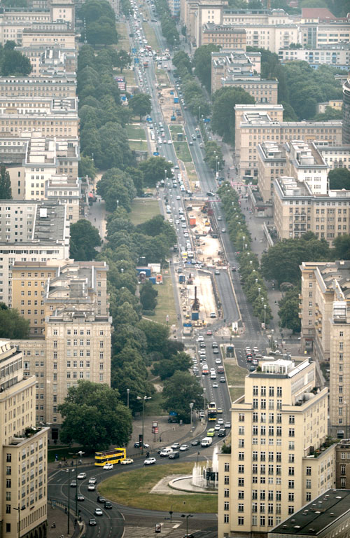 На немецких дорогах «растет» целый лес дорожных знаков. Фото: ODD ANDERSEN/AFP/GettyImages