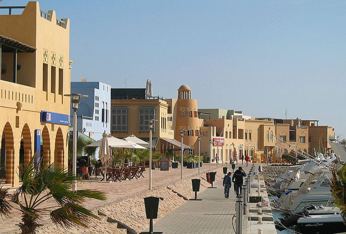 Эль-Гуна — туристический курорт на побережье Красного моря, расположенный в 22 км к северу от Международного аэропорта Хургада, и известен как «Жемчужина Красного моря» или «Венеция в песках». Фото: Марк Ryckaert/commons.wikimedia.org 