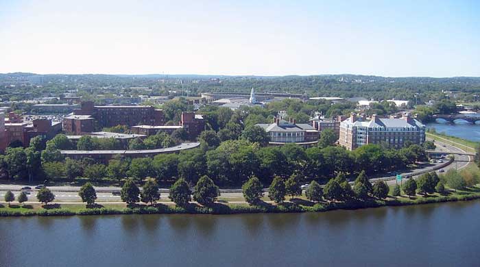 Гарвардский университет — один из самых известных университетов США и всего мира, находится в городе Кембридж, штат Массачусетс. Фото: JosephBarillari/commons.wikimedia.org