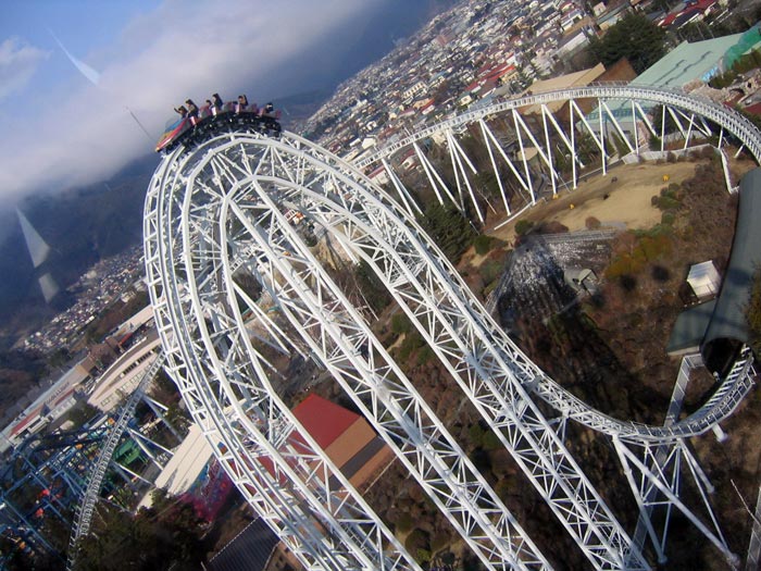 Вагонетки летят вниз со скоростью более 100 км/ч, Япония. Фото: mache/flickr.com