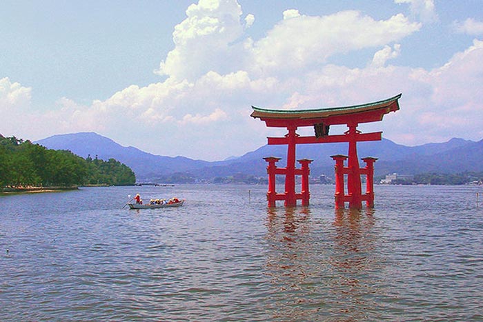 Ритуальные врата, или тории, святилища Ицукусима являются одной из наиболее популярных достопримечательностей Японии. Фото: Rdsmith4/commons.wikimedia.org