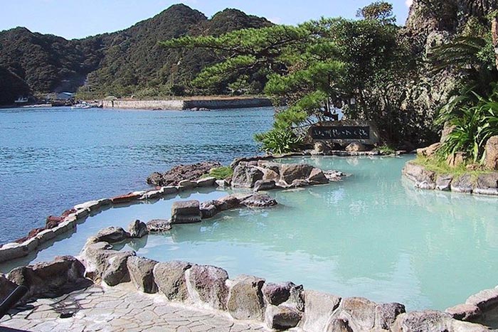 Онсэн (горячий источник) в Натикацууре, Япония. Отдых на горячих источниках традиционно играет ключевую роль во внутреннем японском туризме. Фото: Christian Gunther/commons.wikimedia.org