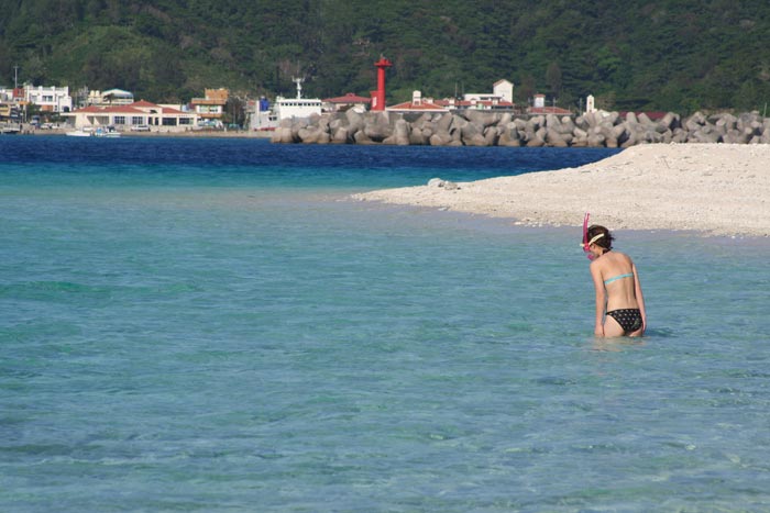 Белый пляж на тропическом острове Окинава. Фото: Norinao Miyanishi/ Photos.com