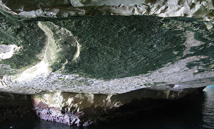 Внутри грота. Рош-ха-Никра — геологическое образование на севере Израиля, на границе с Ливаном. Фото: Cropbot/commons.wikimedia.org