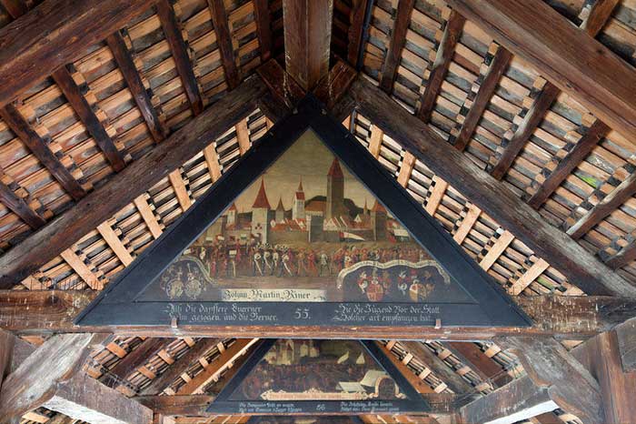 Картины, изображающие исторические сцены, на Капельбрюкке в Люцерне. Фото: MatthiasKabel/commons.wikimedia.org