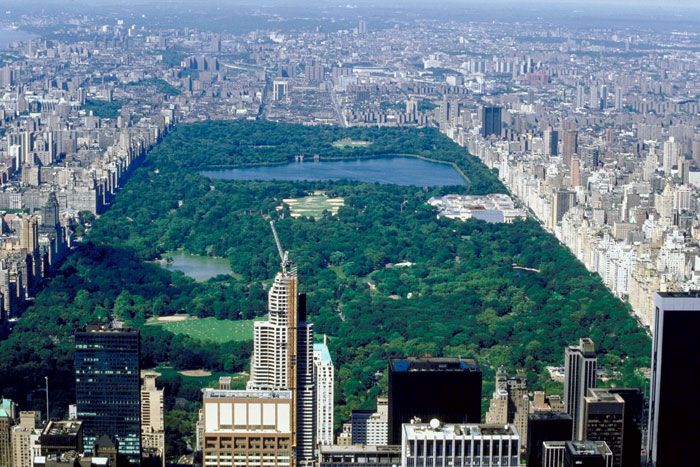 Центральный парк (англ. Central Park) в Нью-Йорке является одним из крупнейших и известнейших парков в мире. Парк расположен на острове Манхэттен между 59-й и 110-й улицей и Пятой и Восьмой авеню и таким образом имеет прямоугольную форму. Фото: NA/Photos.com