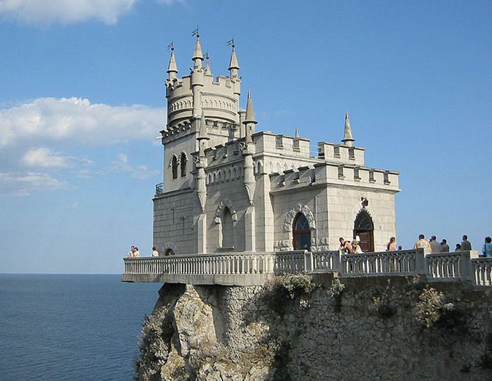 Ласточкино гнездо - памятник архитектуры и истории, расположенный на отвесной 40- метровой Аврориной скале мыса Ай-Тодор в посёлке Гаспра, Ялта, Украина. Фото: Vyacheslav Argenberg/commons.wikimedia.org