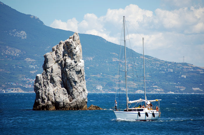 В Крыму можно арендовать парусник. Фото: Viktar Kastsiuk/Photos.com
