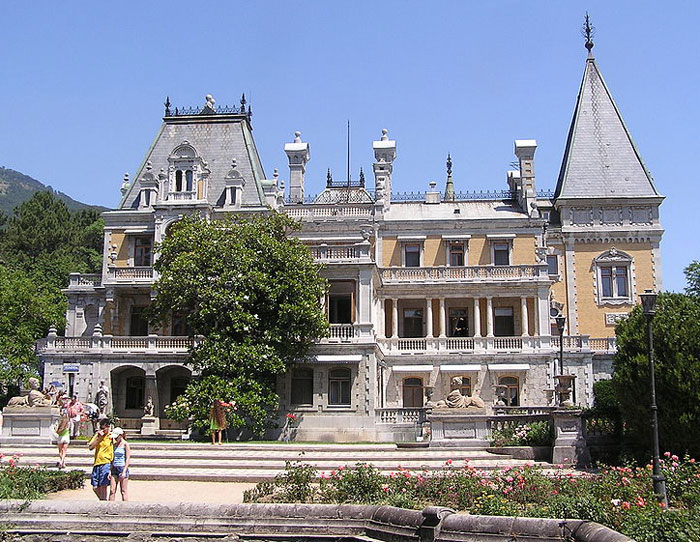 Массандровский дворец императора Александра III расположен в Верхней Массандре на Южном берегу Крыма. Сегодня это дворец-музей — филиал Алупкинского дворцово-паркового музея-заповедника. Фото: Andrew Butko/commons.wikimedia.org