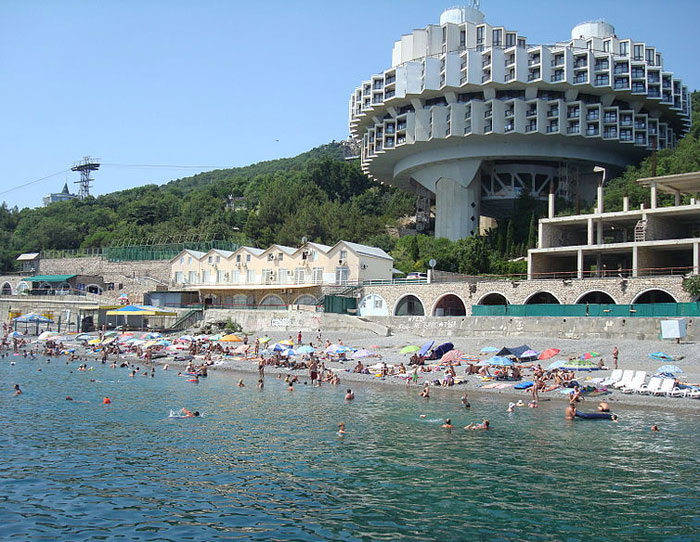 Санаторий «Курпаты», находится неподалеку от центра г. Ялта (8 км), вблизи поселка Гаспра, на черноморском побережье. Фото: Димант/commons.wikimedia.org