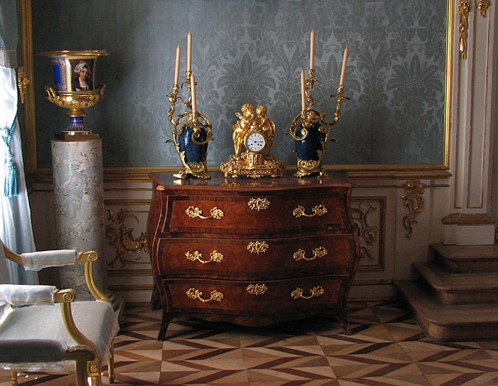 Фрагмент интерьера Голубой приёмной Большого Петергофского дворца. Фото: Андрей Корзун/commons.wikimedia.org 