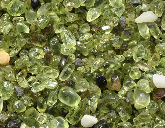 Зелёный песок представляет собой мельчайшие кристаллики хризолита, именуемым также оливин. Фото: jonny-mt/commons.wikimedia.org