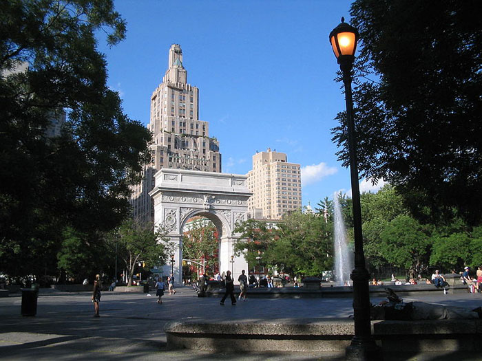 Washington Square Park в Гринвич-Виллидж. Гринвич-Виллидж — жилой район в Нью-Йорке, на западе Нижнего Манхэттена (2-й район). Фото: Vindicator/commons.wikimedia.org
