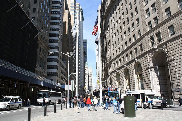 Уолл-стрит — название небольшой узкой улицы в нижней части Манхеттена в городе Нью-Йорк, ведущей от Бродвея к побережью реки Ист-Ривер. Считается историческим центром Финансового квартала города. Фото: Bin im Garten/commons.wikimedia.org