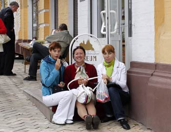 Люди по-разному относятся к тому, что их снимают. Одним такое внимание явно нравится, другие безразличны. Фото: Ирина Рудская/Великая Эпоха (The Epoch Times)