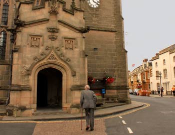 Не обязательно видеть лицо, чтобы понять, какие мысли обременяют человека. Фото: Ирина Рудская/Великая Эпоха (The Epoch Times)