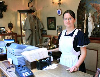 Я попросила разрешения сфотографировать мисс за прилавком. Она с готовность согласилась. Фото: Ирина Рудская/Великая Эпоха (The Epoch Times)