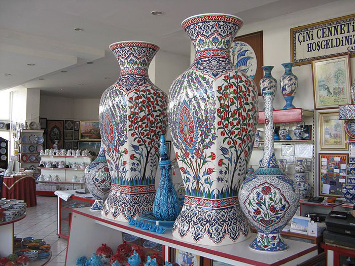 Керамика из Турции славится на весь мир. Туристы охотно приобретают фаянсовые наборы посуды и подносы из Кютахьи. Ведь именно этот город считается столицей турецкой керамики. Фото: Zorro2212/сommons.wikimedia.org