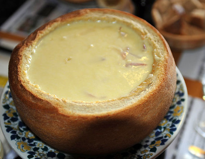 Cырное фондю в хлебе. Фото: Хрюша/commons.wikimedia.org