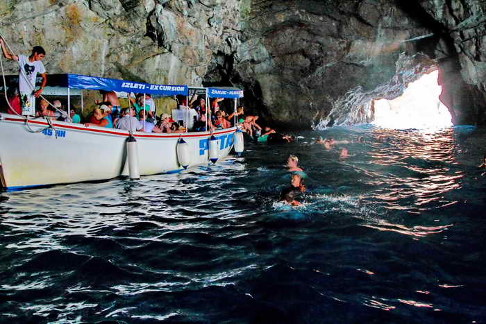 Купание в Голубой пещере. Боко-Которская бухта, Черногория. Фото: Сергей Лучезарный/Великая Эпоха (The Epoch Times)