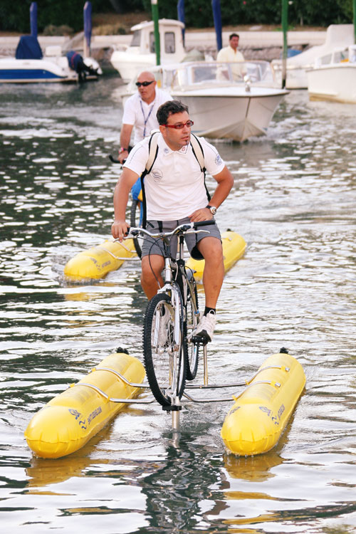 Пляжный отдых хорошо сочетать с водными видам спорта - серфингом, парусным спортом, дайвингом, просто катанием на лодках или водном велосипеде. Фото: Vittorio Zunino Celotto/Getty Images