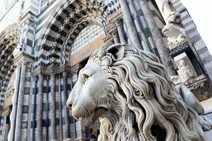 Собор Сан Лоренцо, восстановленный в романском стиле в течение 12-ого столетия. По бокам здания размещены два каменных льва и статуя Сан Джованни, Генуя, Италия. Фото: Vittorio Zunino Celotto/Getty Images