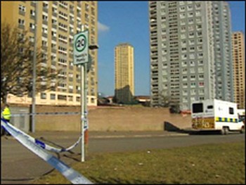 31-этажный дом на Ред-роуд (справа), с 15-го этажа которого выбросилась семья из России. Фото: bbc.co.uk 31-этажный дом на Ред-роуд (справа), с 15-го этажа которого выбросилась семья из России. Фото: bbc.co.uk