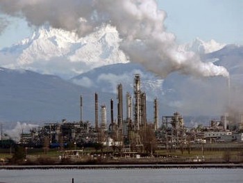 Нефтеперерабатывающий завод Tesoro в Анакорте, штат Вашингтон. Фото с сайта Википедии Нефтеперерабатывающий завод Tesoro в Анакорте, штат Вашингтон. Фото с сайта Википедии