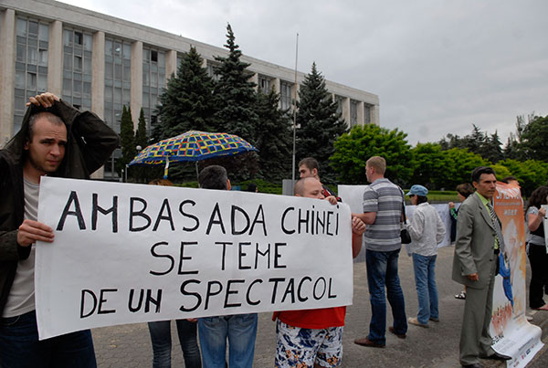 Пикет в поддержку выступления труппы Шень Юнь в Кишиневе. Фото: Великая Эпоха