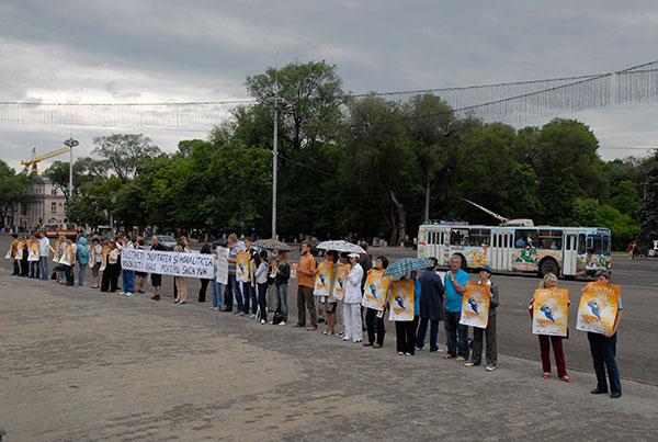 Пикет в поддержку выступления труппы Шень Юнь в Кишиневе. Фото: Великая Эпоха