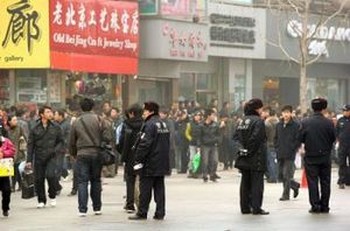 Полиция патрулирует торговую улицу Ваньфуцзин в Пекине, на которой 20 февраля 2011 года собрались манифестанты. Распространенные по Интернету сообщения призвали недовольных китайцев собраться в 13 крупных городах Китая в людных местах по образцу «Жасминовой революции», охватившей Ближний Восток. Фото: Peter Parks /AFP /Getty Images Полиция патрулирует торговую улицу Ваньфуцзин в Пекине, на которой 20 февраля 2011 года собрались манифестанты. Распространенные по Интернету сообщения призвали недовольных китайцев собраться в 13 крупных городах Китая в людных местах по образцу «Жасминовой революции», охватившей Ближний Восток. Фото: Peter Parks /AFP /Getty Images