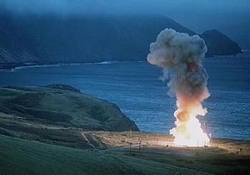 Пуск американской баллистической ракеты Minuteman III. Фото с fas.org Пуск американской баллистической ракеты Minuteman III. Фото с fas.org