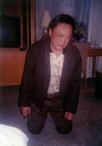 Ли Синь, заместитель мэра города Цзинин провинции Шаньдун на коленях просит помилования после того как было начато расследование дела о принятии им взяток в сумме 4,5 млн. юаней. Фото с epochtimes.com Ли Синь, заместитель мэра города Цзинин провинции Шаньдун на коленях просит помилования после того как было начато расследование дела о принятии им взяток в сумме 4,5 млн. юаней. Фото с epochtimes.com