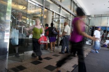 Покупатели покидают  универмаг в Нью-Йорке. Фото: Spencer Platt/Getty Images