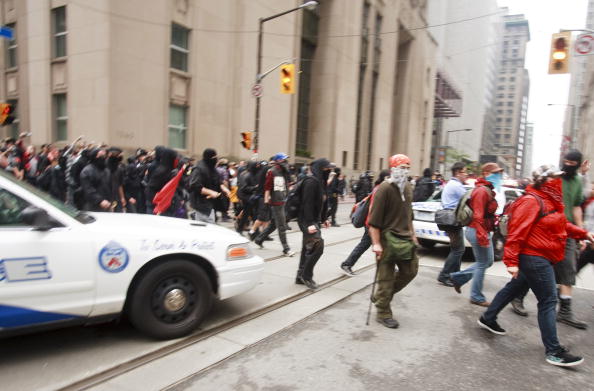 Антиглобалисты в Торонто устроили погромы, пытаясь сорвать саммит G20. Фоторепортаж. Фото: GEOFF ROBINS/AFP/Getty Images